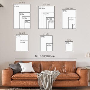 Puede incluir: Un diagrama que muestra diferentes tama&ntilde;os de obras de arte para un sof&aacute; de 90 pulgadas (228 cm) de ancho. Los tama&ntilde;os se muestran en pulgadas y cent&iacute;metros. El diagrama est&aacute; en una pared blanca con un sof&aacute; de cuero marr&oacute;n en primer plano.