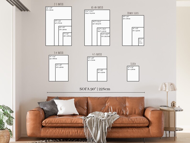 Puede incluir: Un diagrama que muestra diferentes tama&ntilde;os de obras de arte para un sof&aacute; de 90 pulgadas (228 cm) de ancho. Los tama&ntilde;os se muestran en pulgadas y cent&iacute;metros. El diagrama est&aacute; en una pared blanca con un sof&aacute; de cuero marr&oacute;n en primer plano.