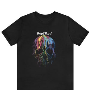 Könnte beinhalten: Schwarzes T-Shirt mit einem bunten Totenkopf-Motiv und dem Aufdruck "Drip2Hard" auf der Vorderseite.