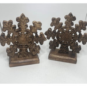 Hand-carved Wood Medallion/Snowflake on Wood Base (Set of 2) - 8.25"