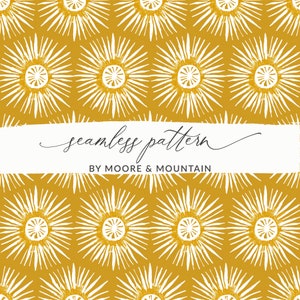 Könnte beinhalten: Ein nahtloses Muster mit weißen, stilisierten Sonnenstrahlen auf einem senfgelben Hintergrund. Der Text "seamless pattern" und "BY MOORE & MOUNTAIN" ist in Schwarz auf einem weißen Banner dargestellt.