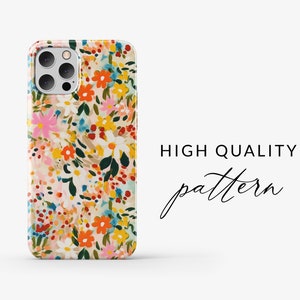 Pu&ograve; includere: Una custodia per telefono con un motivo floreale colorato. La custodia &egrave; bianca con una variet&agrave; di fiori in tonalit&agrave; di rosa, rosso, giallo, blu e verde. La custodia ha un ritaglio per la fotocamera del telefono.