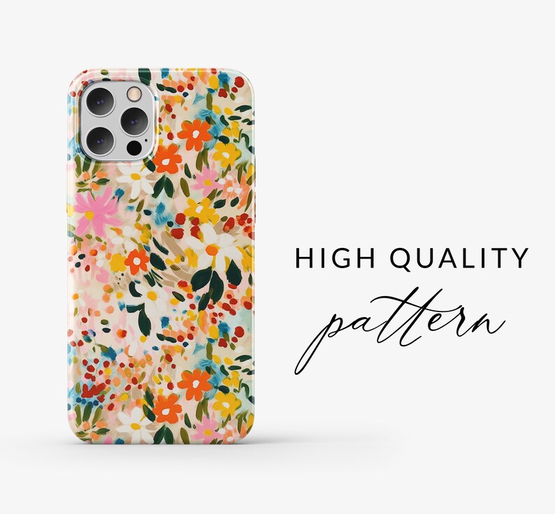 Pu&ograve; includere: Una custodia per telefono con un motivo floreale colorato. La custodia &egrave; bianca con una variet&agrave; di fiori in tonalit&agrave; di rosa, rosso, giallo, blu e verde. La custodia ha un ritaglio per la fotocamera del telefono.