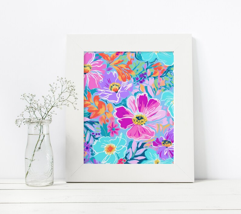 Pu&ograve; includere: Una stampa incorniciata con un motivo floreale colorato con fiori rosa, viola, blu, arancioni e gialli su uno sfondo blu chiaro.