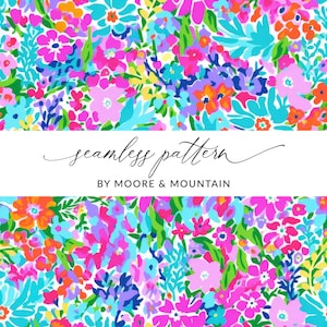以下が含まれることがあります： 白い背景にピンク、ブルー、グリーン、イエロー、オレンジの花が咲いた、鮮やかな花柄のシームレスパターン。花柄の下に「seamless pattern by Moore & Mountain」の文字が表示されています。