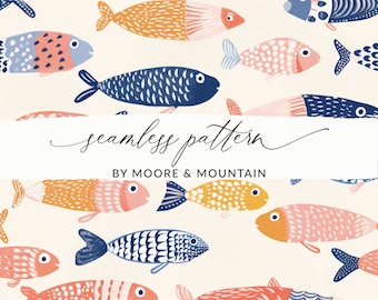 以下が含まれることがあります： 様々なパターンとデザインのカラフルな魚が描かれたシームレスパターン。魚は青、オレンジ、ピンク、白の色合いで描かれています。背景は薄いクリーム色です。画像には「seamless pattern」と「BY MOORE & MOUNTAIN」のテキストが含まれています。