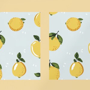 Puede incluir: Dos tarjetas azules con un patr&oacute;n repetido de limones amarillos con hojas verdes sobre un fondo azul claro.