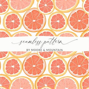 Può includere: Uno schema senza cuciture con fette di pompelmo rosa e gialle su uno sfondo bianco. Il testo "seamless pattern" e "by Moore & Mountain" è incluso nel design.