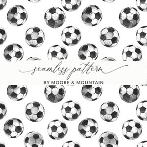 Puede incluir: Un patrón sin costuras con balones de fútbol negros y blancos dibujados en estilo acuarela. El patrón se repite en toda la imagen. El texto "seamless pattern" y "BY MOORE & MOUNTAIN" está incluido en la imagen.