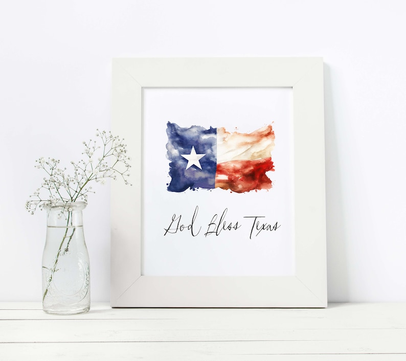 Może przedstawiać: Biała oprawa z nadrukiem akwareli przedstawiającej flagę Teksasu i tekstem "God Bless Texas".