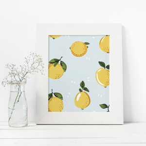 Puede incluir: Un marco blanco con un fondo azul claro y un patr&oacute;n de limones amarillos. Los limones est&aacute;n dibujados en un estilo simple y de dibujos animados.