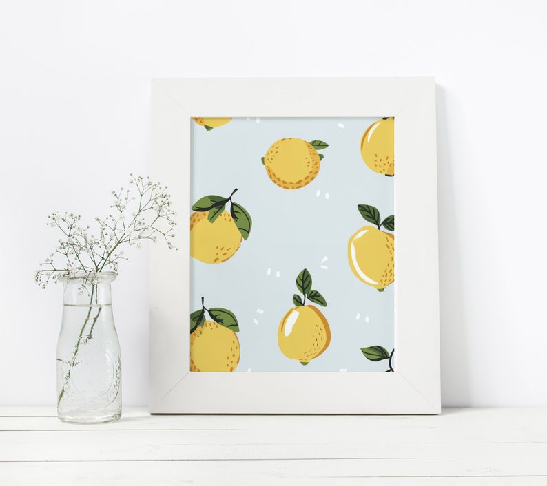 Puede incluir: Un marco blanco con un fondo azul claro y un patr&oacute;n de limones amarillos. Los limones est&aacute;n dibujados en un estilo simple y de dibujos animados.
