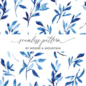 Puede incluir: Un patrón sin costuras con hojas y ramas azules en acuarela sobre un fondo blanco. El texto "seamless pattern" está en cursiva, con "BY MOORE & MOUNTAIN" debajo. Adecuado para diversas aplicaciones.