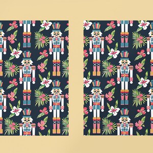 Pu&ograve; includere: Uno schema senza cuciture che presenta un design ripetitivo di soldati schiaccianoci e fiori tropicali su uno sfondo blu scuro. Gli schiaccianoci indossano uniformi e cappelli colorati, e i fiori sono rosa, bianchi e verdi.