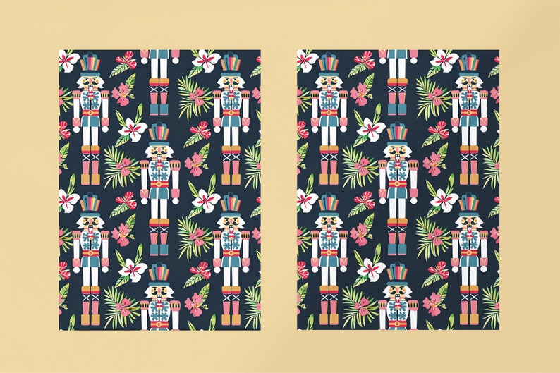 Pu&ograve; includere: Uno schema senza cuciture che presenta un design ripetitivo di soldati schiaccianoci e fiori tropicali su uno sfondo blu scuro. Gli schiaccianoci indossano uniformi e cappelli colorati, e i fiori sono rosa, bianchi e verdi.
