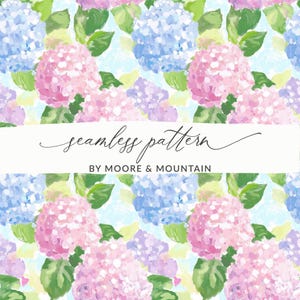 Peut inclure: Un motif sans couture représentant des hortensias roses, bleus et violets avec des feuilles vertes sur un fond bleu clair. Le texte "seamless pattern" et "BY MOORE & MOUNTAIN" est affiché sur une bannière blanche.
