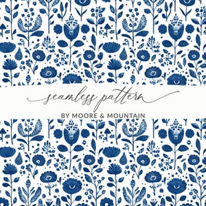 Può includere: Un motivo senza cuciture con un design floreale blu su sfondo bianco. Il motivo include fiori stilizzati, foglie e altri elementi botanici. Il testo "seamless pattern" e "BY MOORE & MOUNTAIN" sono visibili.