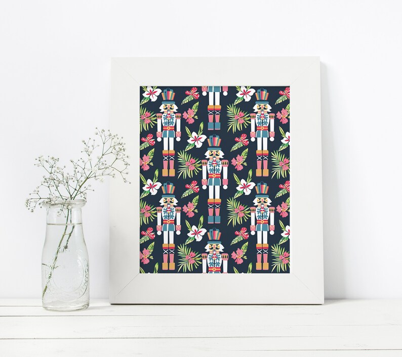 Pu&ograve; includere: Una stampa digitale con un motivo ripetitivo di soldati schiaccianoci e fiori tropicali su uno sfondo blu scuro. Gli schiaccianoci indossano costumi tradizionali con accenti rossi, blu e dorati. I fiori sono rosa, bianchi e verdi.