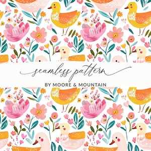 Puede incluir: Un patrón sin costuras con patos amarillos y naranjas, flores rosas y hojas verdes sobre un fondo blanco. El diseño incluye el texto "seamless pattern" y "BY MOORE & MOUNTAIN". Este patrón es adecuado para diversas aplicaciones.
