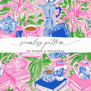 Puede incluir: Un patrón continuo con un fondo rosa vibrante que muestra ilustraciones de teteras azules y blancas, cafeteras, pilas de libros y arreglos florales rosas. El texto dice seamless pattern BY MOORE & MOUNTAIN.