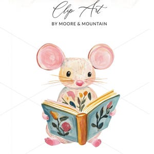 Może przedstawiać: Akwarelowa ilustracja myszy czytającej książkę. Mysz ma różowe uszy i stopy i trzyma niebieską książkę z kwiatowymi wzorami. U góry tekst brzmi "PNG + SVG Clip Art by Moore & Mountain".