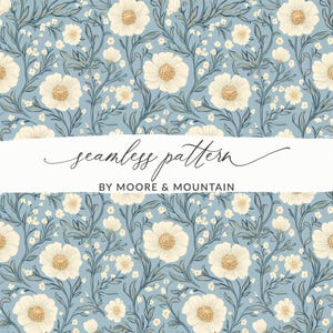 Op de afbeelding: Een naadloos bloemenpatroon met grote witte bloemen, kleine witte bloesems en grijsgroene bladeren op een lichtblauwe achtergrond. De tekst "seamless pattern" en "BY MOORE & MOUNTAIN" zijn weergegeven.