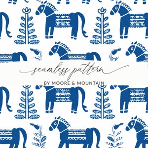 Modello senza cuciture con cavallo Dala, sfondo natalizio norvegese, design scandinavo, semplice sfondo invernale blu e bianco, carta da parati scandinava