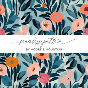 Könnte beinhalten: Nahtloses Muster mit einem floralen Design mit rosa, orangefarbenen und blauen Blumen auf hellblauem Hintergrund. Der Text "seamless pattern" und "BY MOORE & MOUNTAIN" wird auf einem weißen Banner angezeigt.