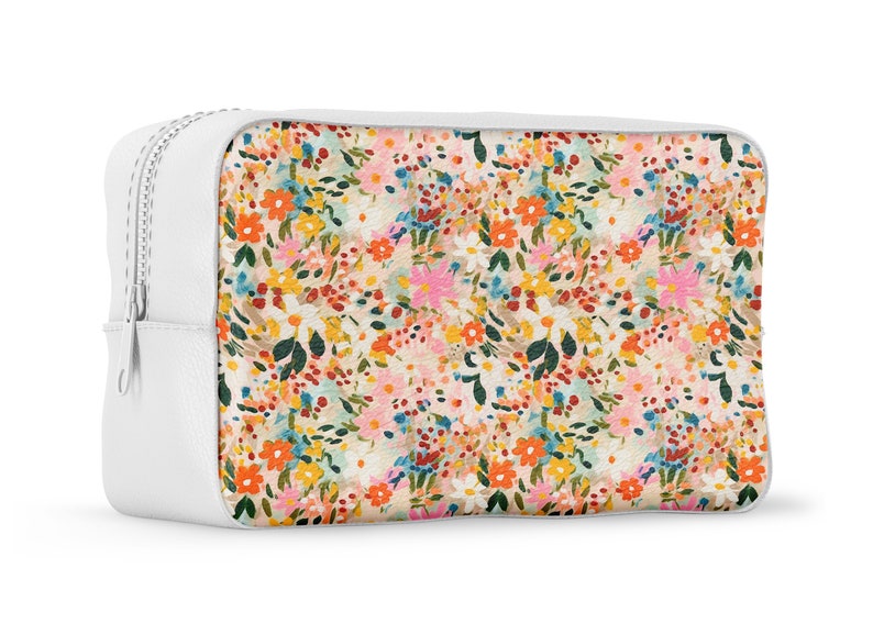 Pu&ograve; includere: Pochette bianca con cerniera e stampa floreale con una variet&agrave; di fiori colorati su sfondo bianco.