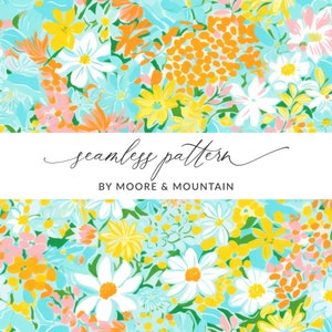 Könnte beinhalten: Ein nahtloses Muster mit verschiedenen bunten Blumen auf hellblauem Hintergrund. Die Blumen sind in Gelb-, Orange-, Rosa- und Weißtönen gehalten. Der Text "seamless pattern" und "BY MOORE & MOUNTAIN" ist auf einem weißen Banner zu sehen.