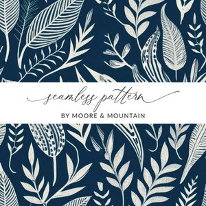Puede incluir: Patrón sin costuras con hojas y flores estilizadas blancas sobre un fondo azul oscuro. El texto "seamless pattern" y "BY MOORE & MOUNTAIN" se muestra en blanco sobre una pancarta blanca.