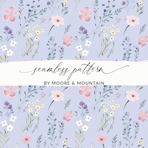 Puede incluir: Un patrón sin costuras con un fondo morado claro con flores rosas, blancas y moradas y hojas verdes. El texto "seamless pattern" y "BY MOORE & MOUNTAIN" se muestra en una pancarta blanca.