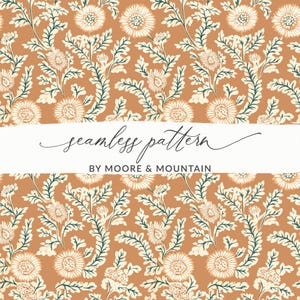 Könnte beinhalten: Nahtloses Blumenmuster mit cremefarbenen Blüten und grünen Blättern auf warmem orangefarbenem Hintergrund. Der Text "seamless pattern" und "BY MOORE & MOUNTAIN" sind auf einem weißen Banner zu sehen.