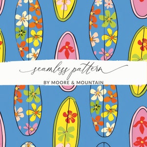 Op de afbeelding: Een naadloos patroon met kleurrijke surfplanken met bloemmotieven op een blauwe achtergrond. De surfplanken zijn versierd met gele, roze, groene en oranje bloemen.