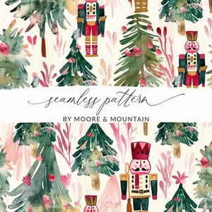 以下が含まれることがあります： 水彩シームレスパターン。クリスマスツリー、くるみ割り人形、緑、赤、金のフローラル要素が描かれています。「seamless pattern」の文字は筆記体で、デザイナー名が下に表示されています。