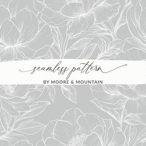 Op de afbeelding: Een naadloos patroon met witte lijntekeningen van bloemen op een lichtgrijze achtergrond. De tekst "seamless pattern" en "BY MOORE & MOUNTAIN" is in de afbeelding opgenomen.