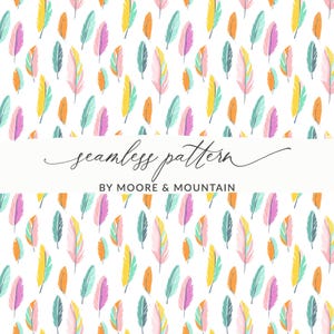 Könnte beinhalten: Ein nahtloses Muster mit bunten Federn in Orange, Gelb, Rosa und Türkis auf weißem Hintergrund. Der Text "seamless pattern" ist kursiv geschrieben, darunter steht "BY MOORE & MOUNTAIN".