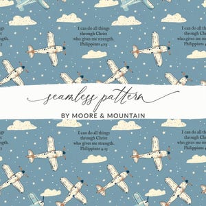 Könnte beinhalten: Nahtloses Muster mit Illustrationen von Oldtimer-Flugzeugen, Wolken und Sternen auf hellblauem Hintergrund. Der Text lautet: „Ich vermag alles durch den, der mich stark macht. Philipper 4,13“.