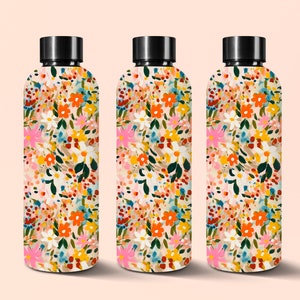 Pu&ograve; includere: Tre bottiglie d'acqua riutilizzabili con un motivo floreale. Le bottiglie sono bianche con una variet&agrave; di fiori e foglie colorati. Le bottiglie hanno tappi neri.