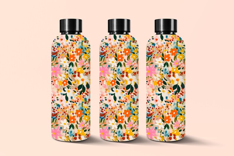 Pu&ograve; includere: Tre bottiglie d'acqua riutilizzabili con un motivo floreale. Le bottiglie sono bianche con una variet&agrave; di fiori e foglie colorati. Le bottiglie hanno tappi neri.
