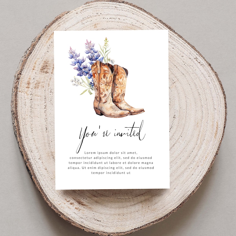 Może przedstawiać: Aquarela przedstawiająca parę brązowych kowbojskich but&oacute;w z kwiatowymi akcentami. Tekst "You're invited" jest napisany czarnym kursywą pod butami.