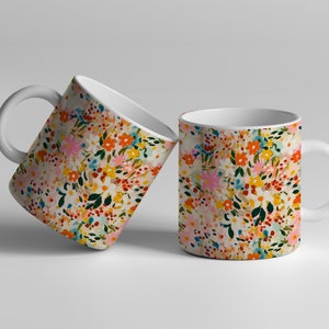 Pu&ograve; includere: Due tazze in ceramica bianca con un motivo floreale. Il motivo presenta una variet&agrave; di fiori e foglie colorati su uno sfondo bianco.