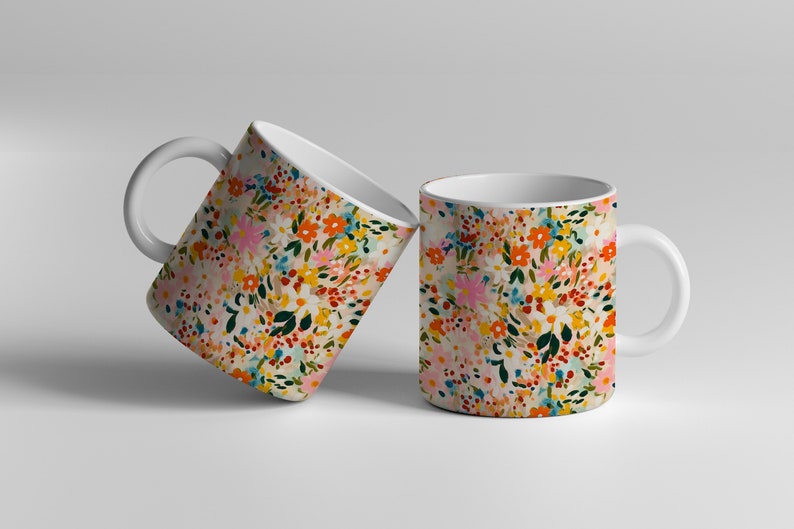 Pu&ograve; includere: Due tazze in ceramica bianca con un motivo floreale. Il motivo presenta una variet&agrave; di fiori e foglie colorati su uno sfondo bianco.