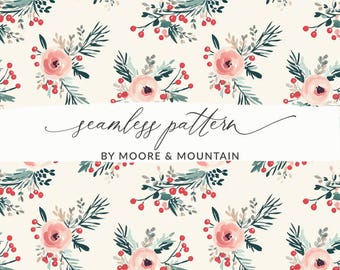 Könnte beinhalten: Ein nahtloses Muster mit rosa Blüten, grünen Blättern und roten Beeren auf cremefarbenem Hintergrund. Der Text "seamless pattern by Moore & Mountain" befindet sich am unteren Rand des Bildes.