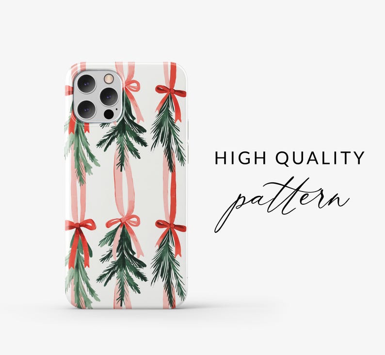 K&ouml;nnte beinhalten: Eine wei&szlig;e iPhone-H&uuml;lle mit einem weihnachtlichen Design. Die H&uuml;lle zeigt ein sich wiederholendes Muster aus gr&uuml;nen Kiefern&auml;sten mit roten Schleifen und rosa B&auml;ndern.