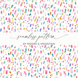 Könnte beinhalten: Ein nahtloses Aquarellmuster mit weißem Hintergrund und farbenfrohen Pinselstrichformen in Rosa, Blau, Grün, Gelb und Orange. Der Text "seamless pattern" ist kursiv geschrieben, darunter steht "BY MOORE & MOUNTAIN".