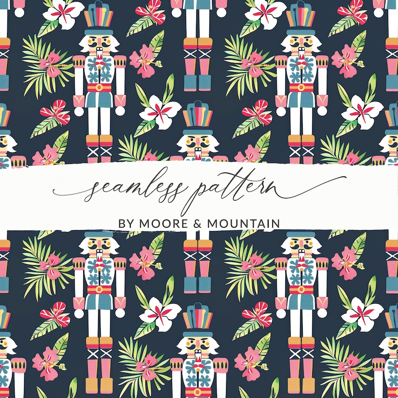 Pu&ograve; includere: Uno schema senza cuciture con un pupazzo di un soldato di stagno con un'uniforme rosso, bianco e blu, circondato da fiori di ibisco rosa e foglie di palma verdi su uno sfondo blu scuro. Il testo "seamless pattern" e "BY MOORE & MOUNTAIN" &egrave; incluso nell'immagine.