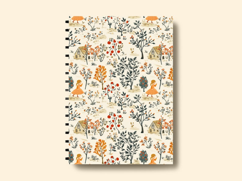 Puede incluir: Una libreta de espiral con una cubierta de color crema que presenta un patr&oacute;n repetitivo de casas, &aacute;rboles, flores y ni&ntilde;as con vestidos naranjas. El patr&oacute;n est&aacute; en tonos de naranja, rojo, verde y azul.