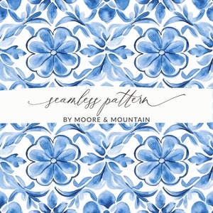 Puede incluir: Un patrón sin costuras con flores y hojas azules en acuarela sobre un fondo blanco. El patrón se titula "seamless pattern" con el texto "BY MOORE & MOUNTAIN" debajo.