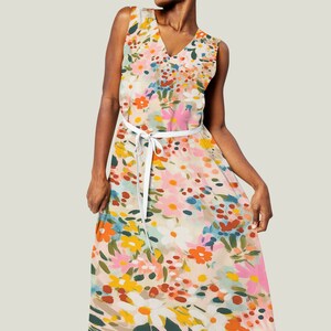 Pu&ograve; includere: Un abito maxi senza maniche con scollo a V e una cintura bianca. L'abito presenta una stampa floreale colorata con fiori rosa, arancioni, gialli, blu e verdi su uno sfondo crema.